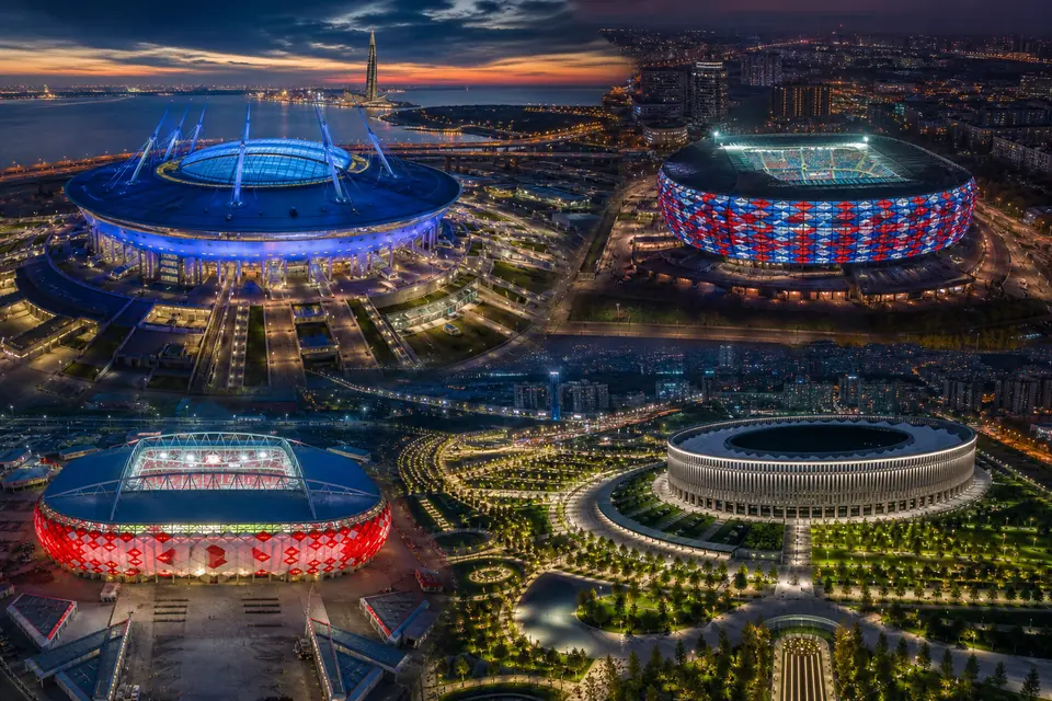 Sportsupporters op weg naar het stadion met vlaggen